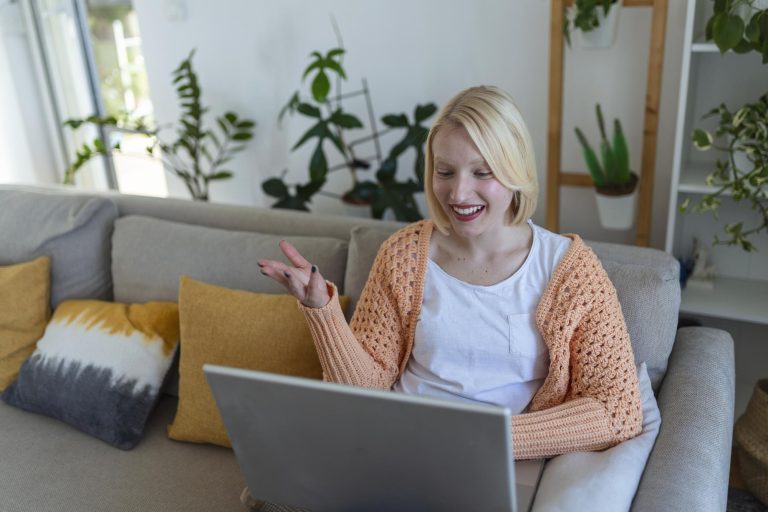 Polski psycholog prowadzący terapię online dla pacjenta w Niemczech