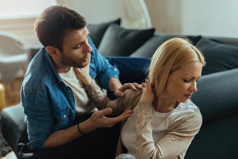 Współuzależnienie w związku emocjonalnym, gdzie jedna osoba traci swoją tożsamość przez problemy partnera.