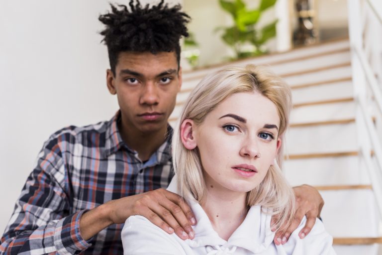 Ukryte objawy manipulacji w związku z osobą narcystyczną, toksyczna relacja i ochrona granic.
